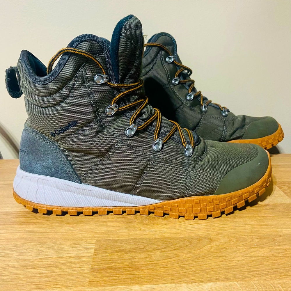 Columbia men’s 9.5 winter hiking boot / winter walking boot